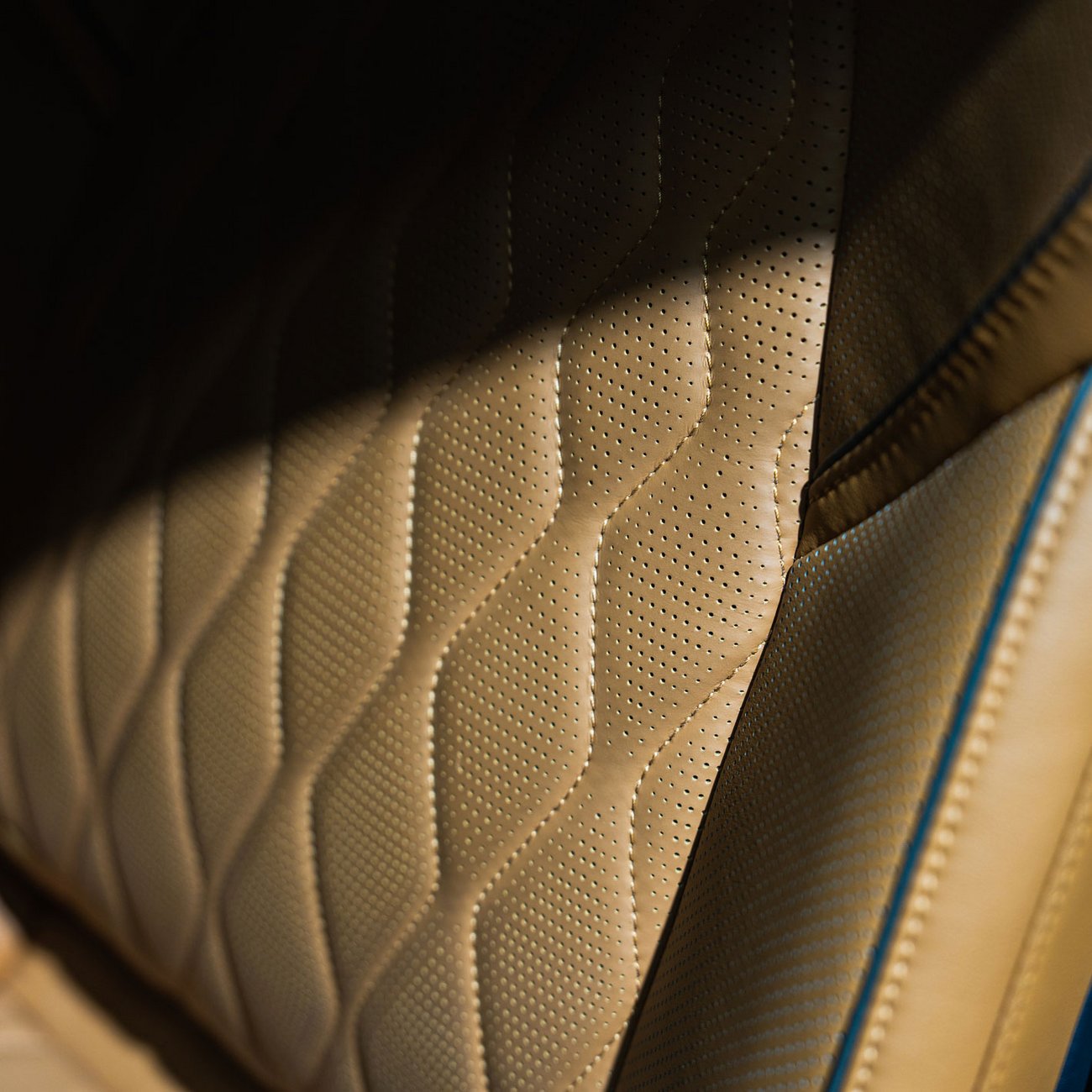 Autositz mit gestepptem Leder