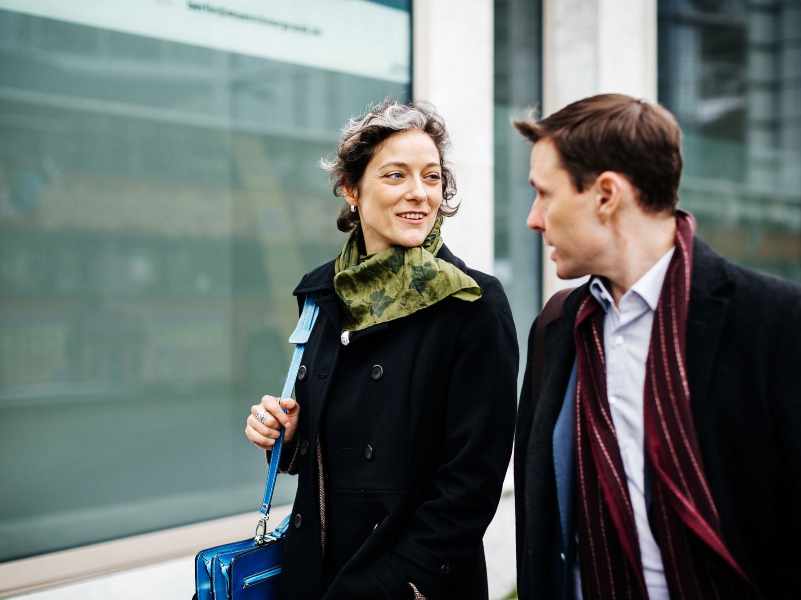 Frau und Mann nebeneinander in einer Straße