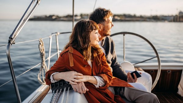 Frau und Mann auf eine Jacht