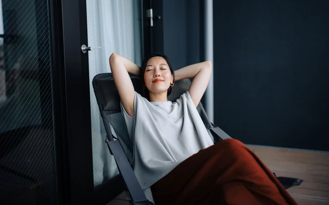 Entspannte Frau in einem Sessel