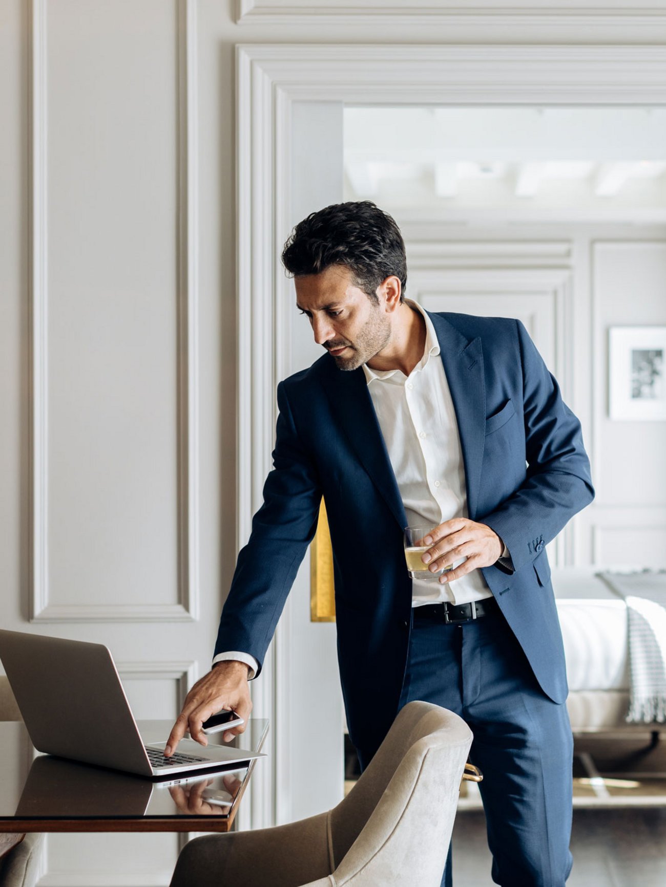 Eleganter Mann im Wohnzimmer