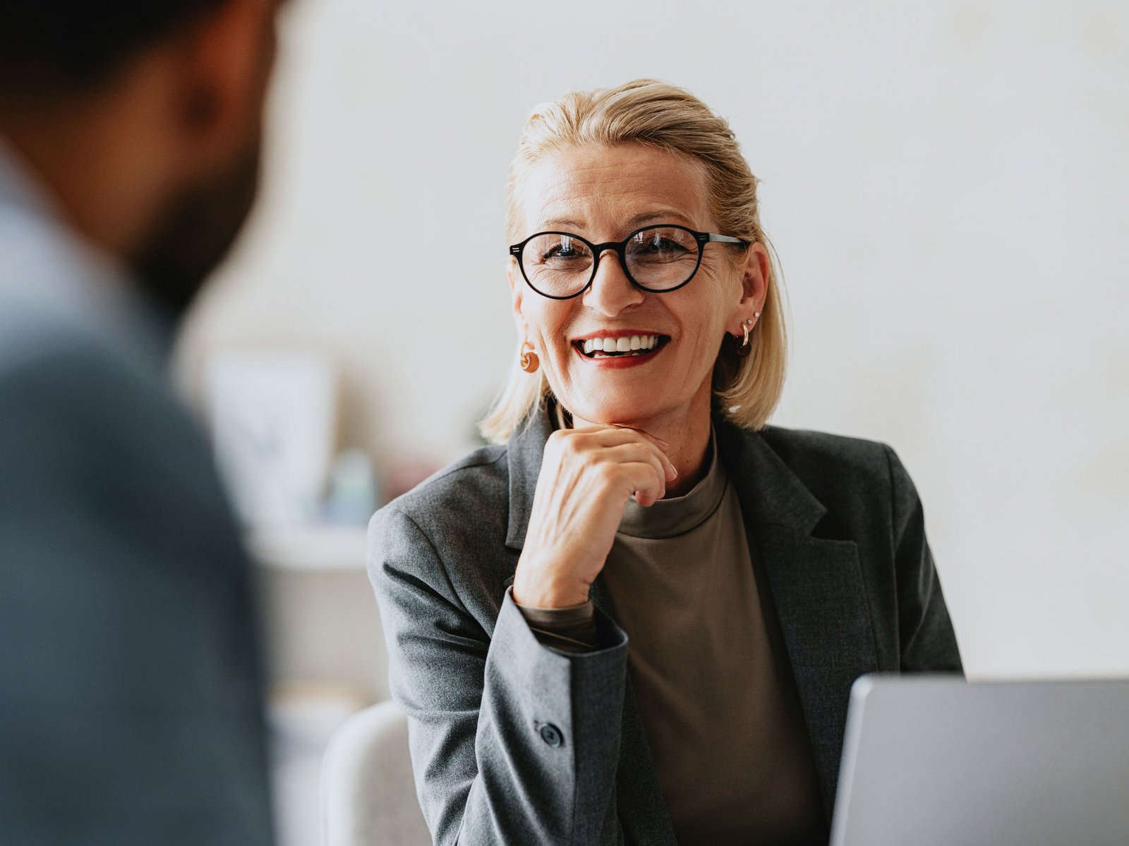 Frau in Gesprächssituation