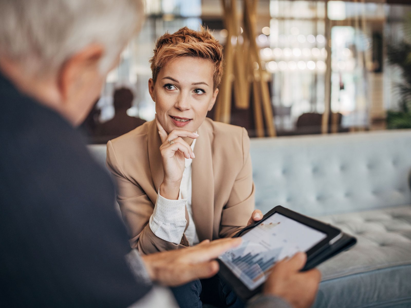 Frau und Mann in Beratungsgespräch