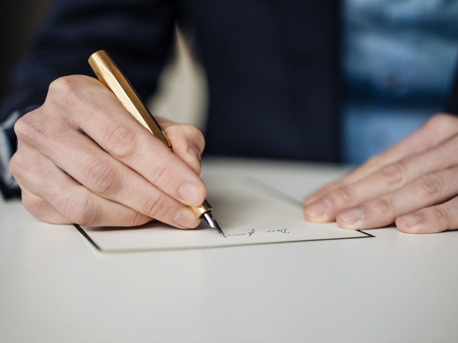 Die Hände eines Mannes beim Ausfüllen eines Formulars